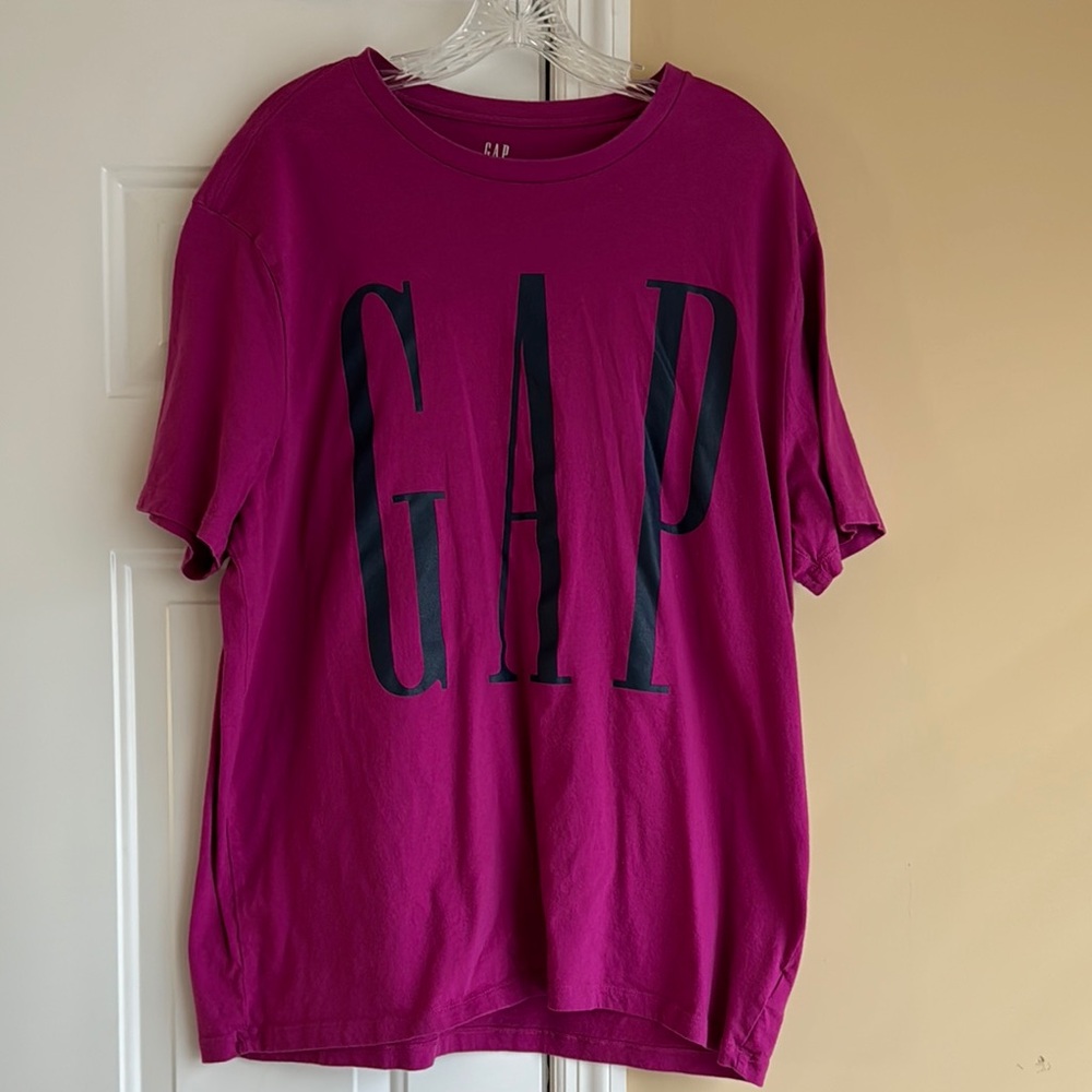 GAP LOGO SHORT SLEEVE TEE FUCHSIA WITH DARK BLUE LOGO SIZE XL